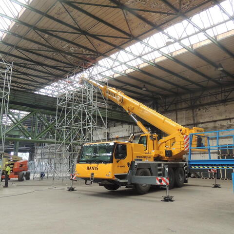 Lifting truss with crane