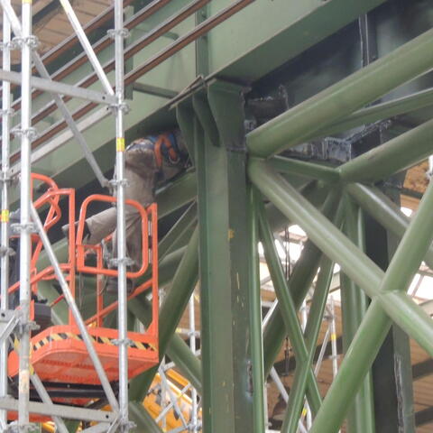 Removal of supports of original steel structure after installation of trusses