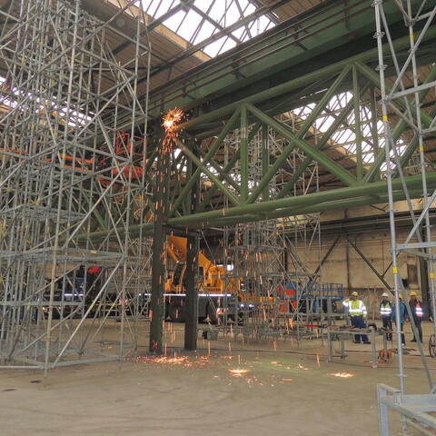 Removal of supports of original steel structure after installation of trusses