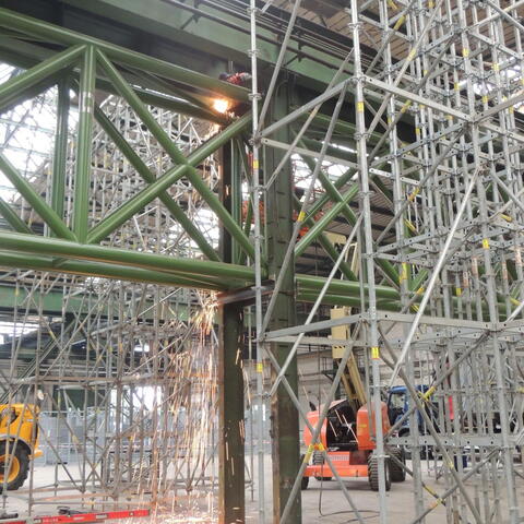 Removal of supports of original steel structure after installation of trusses