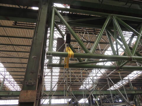 Lifting truss with crane