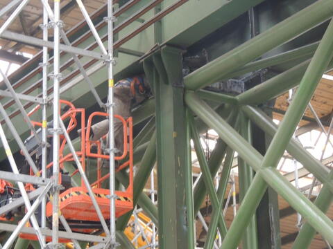 Removal of supports of original steel structure after installation of trusses
