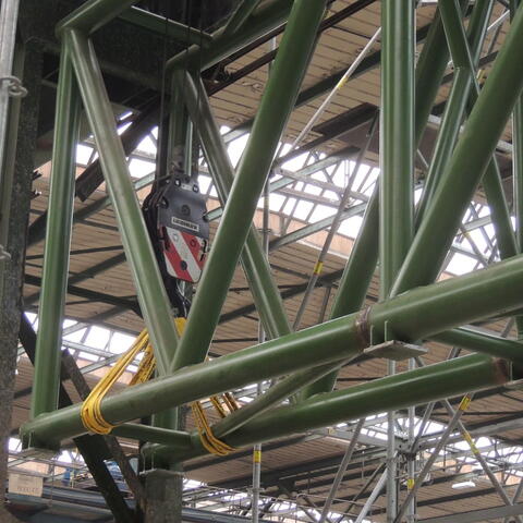 Lifting truss with crane