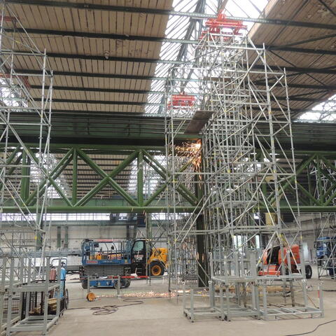 Removal of supports of original steel structure after installation of trusses